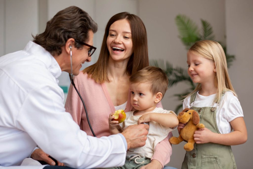 Niño sano en consulta con médico pediatrico y sus padres en Laboratorio Clínico La Trigaleña