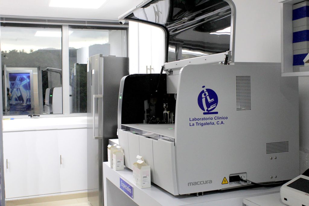 Equipo Maccura i1000 de quimioluminiscencia en Laboratorio Clínico La Trigaleña - Maccura i1000 chemiluminescence equipment at La Trigaleña Clinical Laboratory