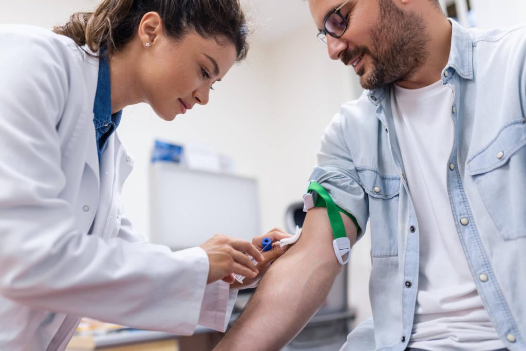 Paciente venezolano realizándose un examen de sangre en laboratorio clínico de confianza en Valencia. - A Venezuelan patient undergoing a blood test at a trusted clinical laboratory in Valencia.