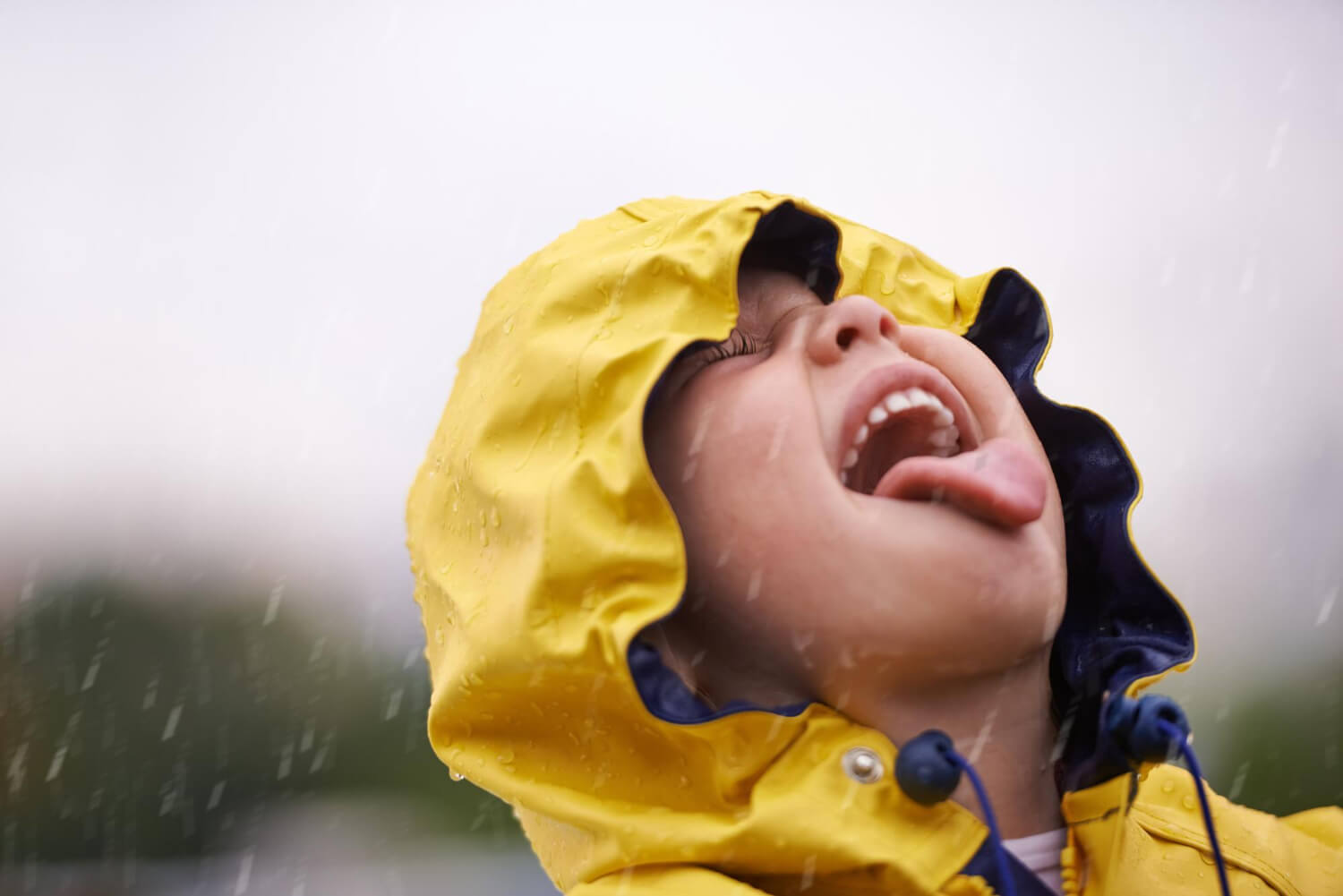 Niño en riesgo de infección gastrointestinal en temporada de lluvia - Child at risk of gastrointestinal infection during the rainy season