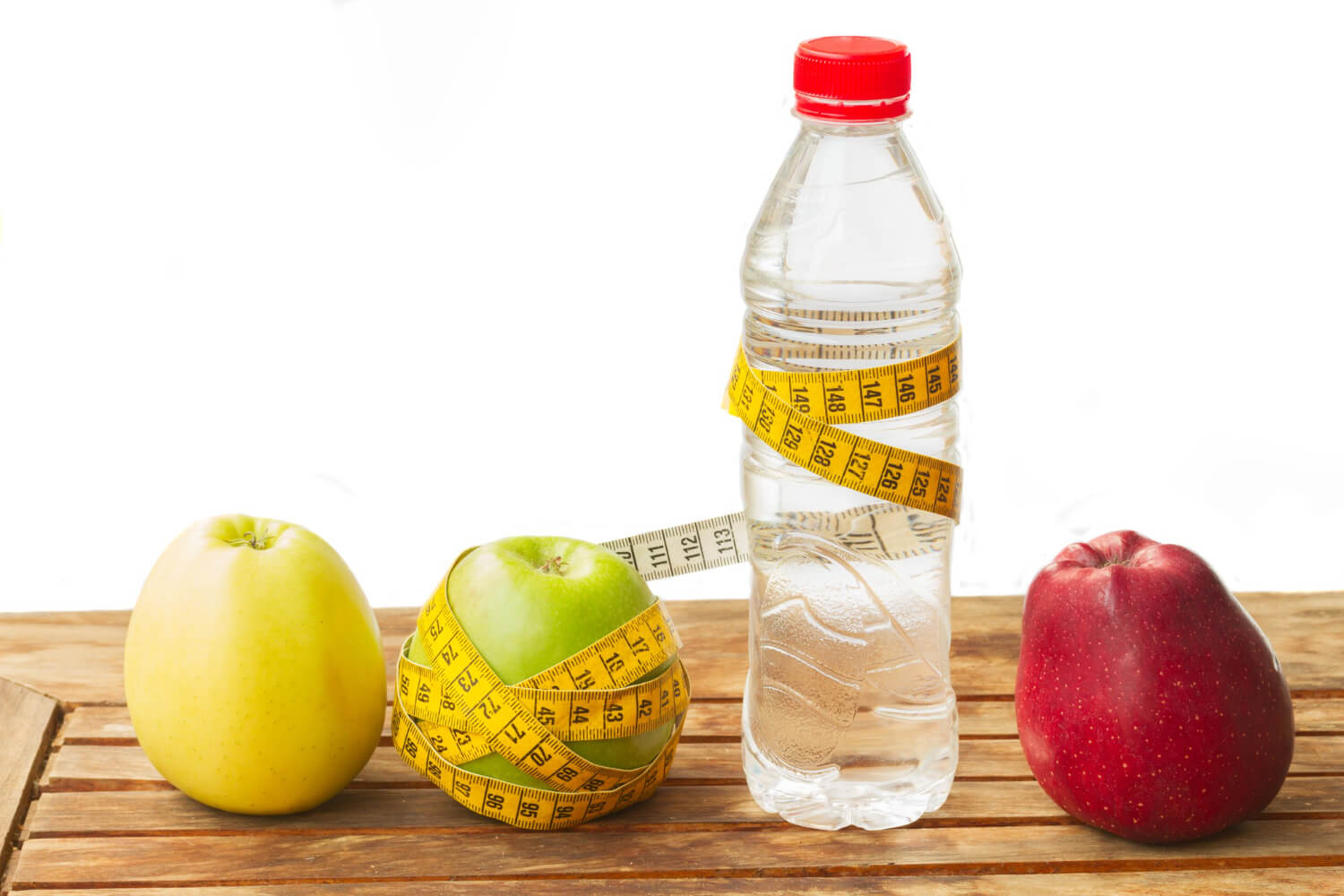 Elementos de estilo de vida saludable para proteger los riñones, como agua, frutas, tensiómetro y un ícono de riñones sanos - Healthy lifestyle elements to protect the kidneys, such as water, fruit, a blood pressure monitor, and a healthy kidneys icon.
