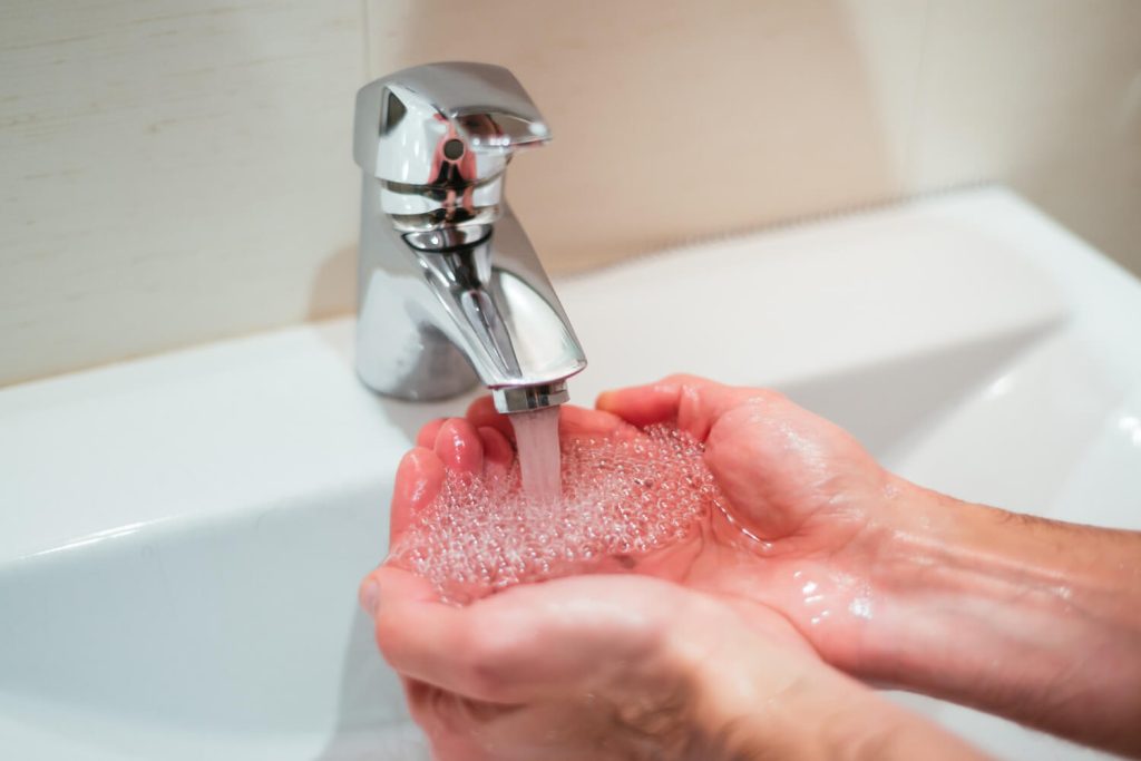 Analisis de laboratorio clinico en Venezuela para detectar bacterias en agua contaminada - Clinical laboratory testing in Venezuela for detecting bacteria in contaminated water